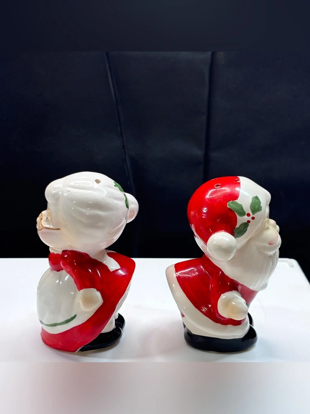 Ceramic Vtg Santa And Mrs Claus Kissing Salt & Pepper Shaker Set Taiwan